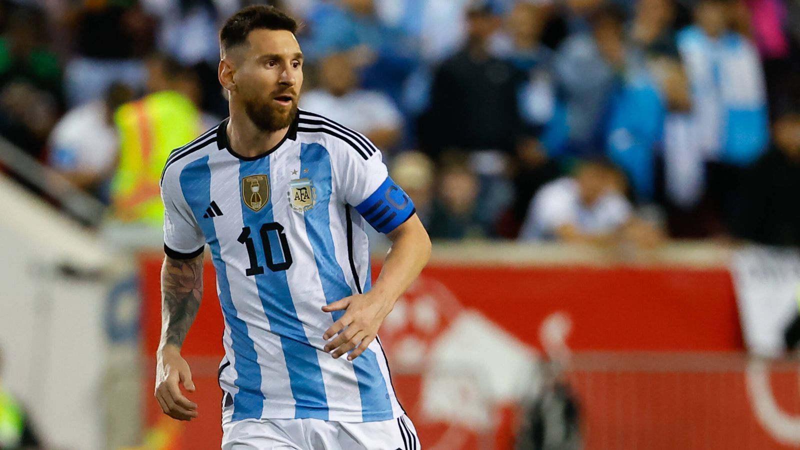 
                <strong>Lionel Messi (Argentinien)</strong><br>
                Messi hat praktisch alles gewonnen, nur der WM-Pokal fehlt in seiner unglaublichen Titelsammlung. Aber genau diesen goldenen Pokal braucht er, um es in Argentinien endgültig auf eine Stufe mit Diego Maradona zu schaffen. 35 Jahre ist Messi mittlerweile alt. Wenn es diesmal nicht klappt, wann dann?
              