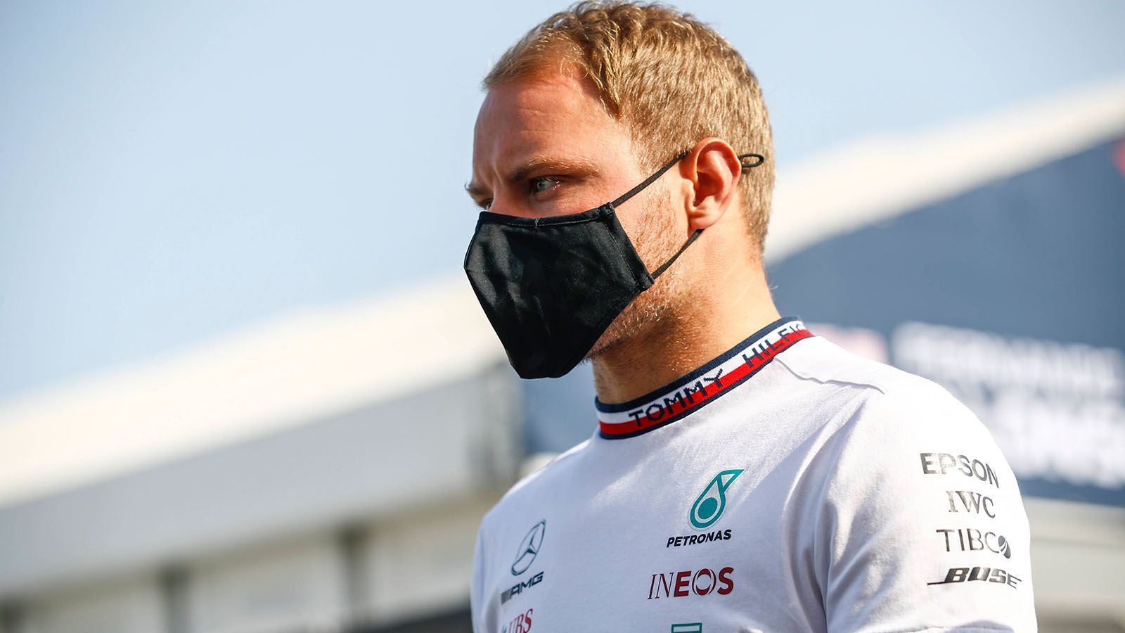 
                <strong>Verlierer: Valtteri Bottas </strong><br>
                Der Finne kam, mal wieder, beim Start nicht gut weg. War dann im überlegenen Mercedes nicht in der Lage zu überholen, wodurch ihn sogar Teamchef Toto Wolff per Funk zum Angreifen aufforderte. Aber zu keinem Zeitpunkt war Bottas eine Unterstützung für Hamilton, obwohl er zwischenzeitlich auf Rang drei lag. Zur Krönung kostete ihn dann ein Reifenplatzer komplett das Rennen. Immerhin traf den Mercedes-Piloten dabei keine Schuld.
              
