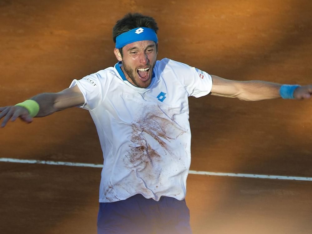 
                <strong>Längstes Davis-Cup-Match</strong><br>
                Argentiniens Leonardo Mayer gewann das längste Davis-Cup-Match aller Zeiten. In 6:42 Stunden bezwang er den Brasilianer Joao Souza mit 7:6, 7:6, 5:7, 5:7, 15:13. Er überholte damit John McEnroe, der 6:22 brauchte, um Mats Wilander mit 9:7, 6:2, 15:17, 3:6, 8:6 zu schlagen.
              