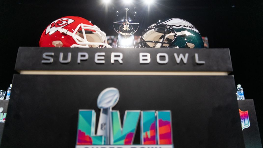 Die Kansas City Chiefs (l) und die Philadelphia Eagles treffen im Super Bowl der NFL aufeinander. Apple Music ist für die Halbzeitshow neuer Titelsponsor. 