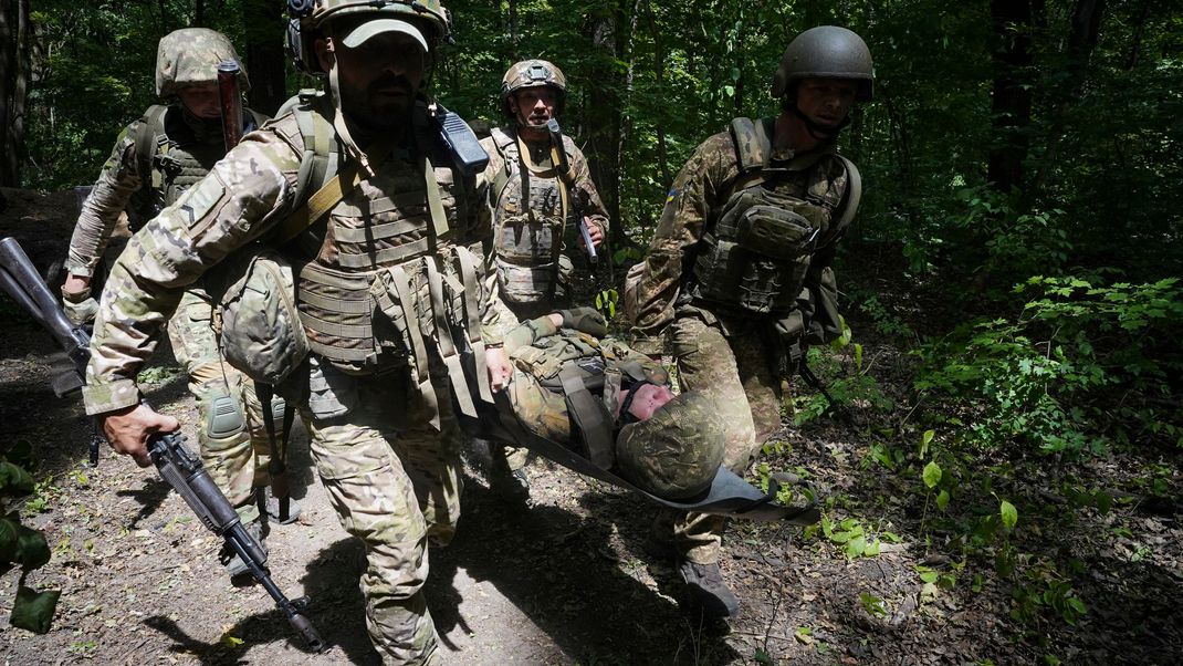 Ukrainische Soldaten greifen sich in Folge persönlicher Differenzen gegenseitig an - mit teilweise tödlichen Folgen.