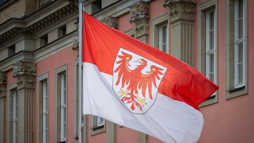 Im Unterschied zum Bundestrend können sich die Sozialdemokraten im Land Brandenburg unter Ministerpräsident Dietmar Woidke in der Gunst der Wähler:innen verbessern.