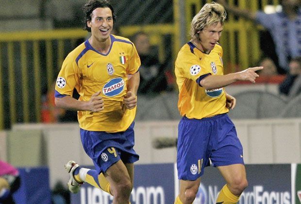 
                <strong>Mittelfeld: Pavel Nedved</strong><br>
                Er war der prägende Spielmacher bei Juventus Turin: Pavel Nedved (r.). Deswegen steht er in der Zlatan-Elf auf der "zehn".
              