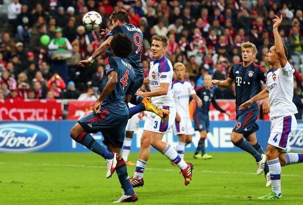 
                <strong>FC Bayern München - ZSKA Moskau 3:0</strong><br>
                Mario Mandzukic lässt die Bayern-Fans vor der Halbzeit ein zweites Mal jubeln. Arjen Robben schlenzt einen Ball in die Mitte und der Kroate trifft aus höchst abseitsverdächtiger Position per Kopf zum 2:0-Pausenstand
              