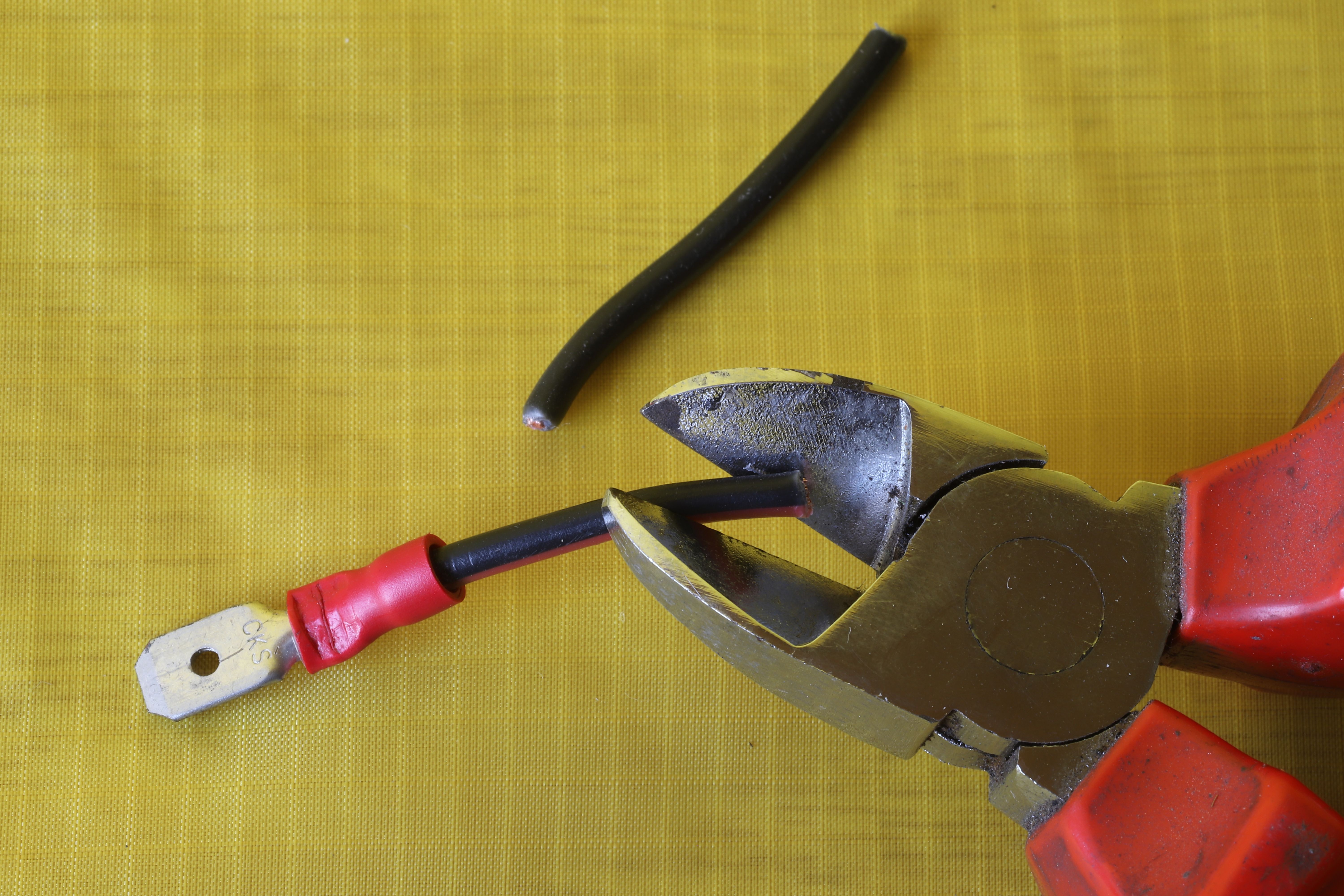 Der Seitenschneider zählt zur Basis-Ausrüstung jedes Heimwerkers. Mit ihm stellen unnötige Drähte und Kabel keinerlei Problem dar.