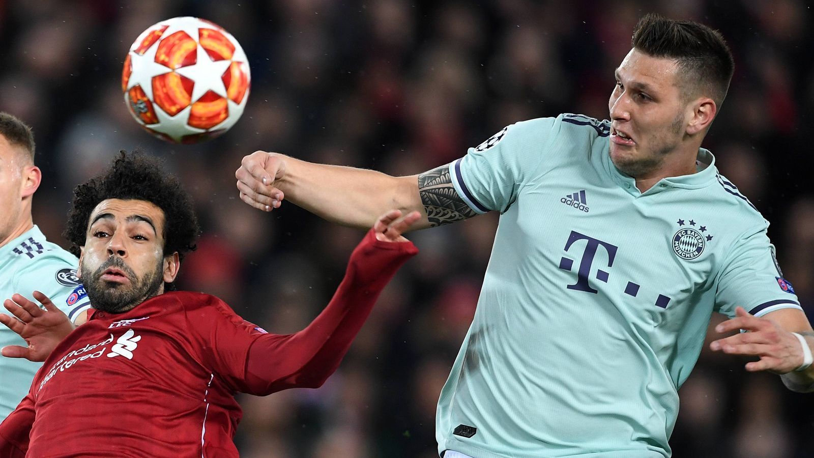 
                <strong>Niklas Süle</strong><br>
                Der Unsicherheitsfaktor in der Bayern-Abwehr mit einem Stellungsspiel, das zu wünschen übrig lässt. Kann sich deshalb oft nur mit Fouls helfen. Wirkt generell ein wenig verloren und überfordert, findet auch kaum Anspielstationen. Fällt im Vergleich zu seinen Teamkollegen deutlich ab. ran-Note: 5
              