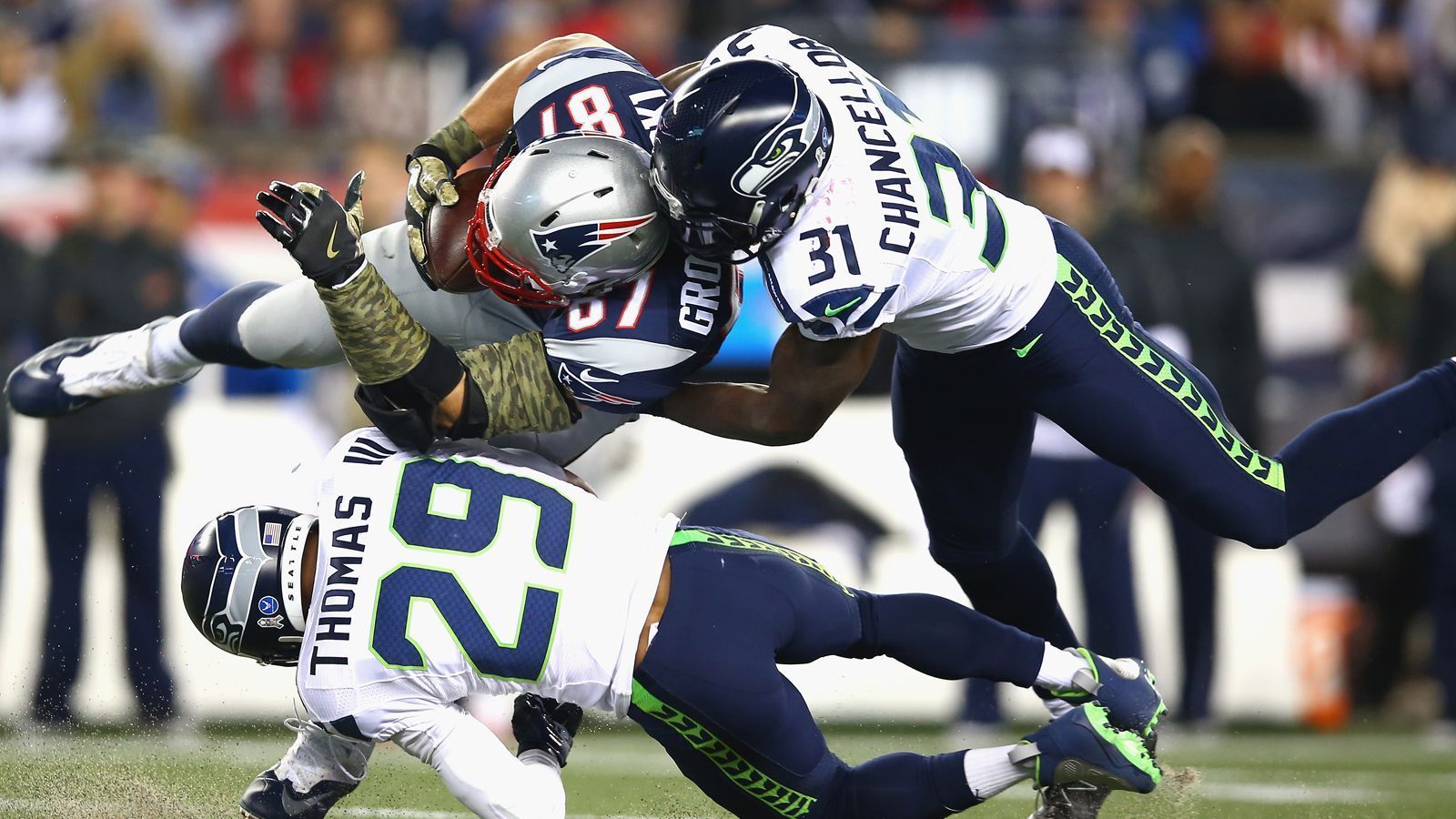 
                <strong>2016: Lungenquetschung</strong><br>
                Bei einem Hit durch Safety Earl Thomas erleidet Gronkowski im Spiel gegen die Seattle Seahawks am 13. November eine Lungenquetschung und verpasst dadurch die Partie bei den San Francisco 49ers eine Woche später.
              