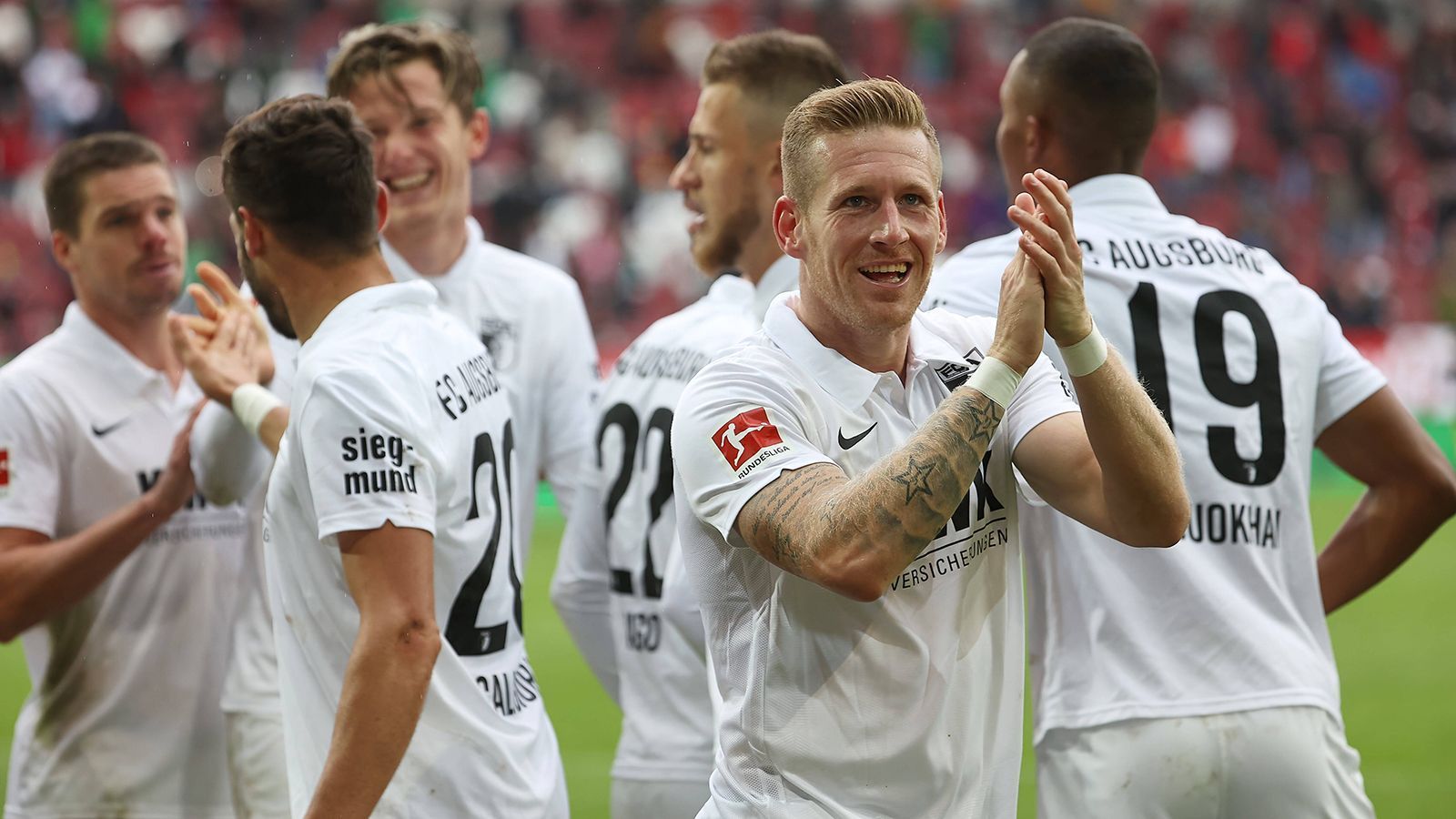 
                <strong>Platz 2: FC Augsburg (Transferbilanz -400 Tsd.)</strong><br>
                Der FCA hat vor allem in Sachen Hierarchie gebastelt. Mit Daniel Baier und Andreas Luthe sind zwei erfahrene Leader gegangen, mit Daniel Caligiuri, Rafal Gikiewicz und Sebastian Strobl drei neue gekommen. Mit Felix Uduokhai haben die Augsburger ein echtes Talent in der Abwehr fest verpflichtet. Gerade im Abwehrzentrum könnte eine weitere Alternative zu den drei vorhandenen nicht schaden. Auch im offensiven Mittelfeld ist die Personaldecke noch etwas dünn. Sonst liest sich der Kader sehr ausgeglichen. Mit dem 2:0-Sieg gegen Dortmund und sechs Punkte aus den ersten beiden Spielen gibt es ja wirklich gar nichts zu meckern.
              