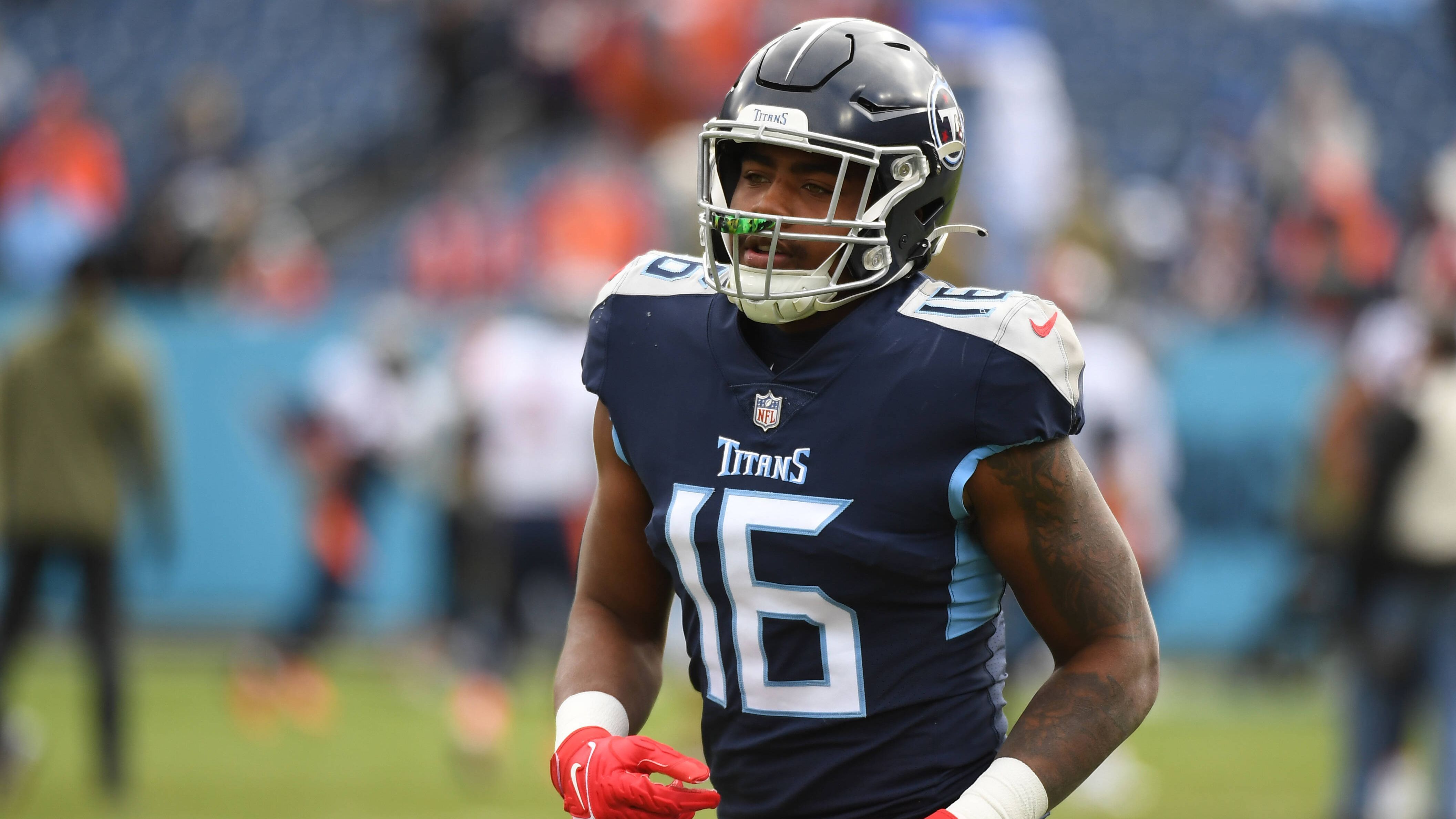 
                <strong>AFC South: Tennessee Titans - Wide Receiver Treylon Burks</strong><br>
                Treylon Burks' Rookie-Saison wurde durch Verletzungen mehrmals beeinträchtigt, die ihn auf lediglich elf Spiele beschränkten und zu maximal vier Einsätzen am Stück kommen ließen. In der Mitte der Saison schien der Receiver dann seinen Rhythmus gefunden zu haben, als er in zwei aufeinanderfolgenden Spielen sieben Catches für 111 Receiving Yards gegen die Packers und vier Catches für 70 Receiving Yards gegen die Bengals auflegte. Auch im nächsten Spiel gegen die Eagles hatte Burks einen guten Start, bevor er sich bei einem 25-Yard-Touchdown-Catch zwischen zwei Verteidigern eine Gehirnerschütterung zuzog. Wenn er gesund ist, hat der 22-Jährige eine beeindruckende Quote an Targets vorzuweisen und gezeigt, dass er ein wichtiger Spieler für die Titans ist und in Zukunft in die großen Fußstapfen von A.J. Brown nach dessen Wechsel nach Philadelphia treten kann. Für seine zweite Spielzeit in der NFL wird es für den ehemaligen Erstrundenpick interessant zu sehen sein, wie sich die Situation Under Center in Tennessee entwickelt. Routinier Ryan Tannehill wird trotz Tradegerüchten um den Draft zunächst wohl weiterhin der Starter bleiben, mit Will Levis wurde in der zweiten Runde aber der erhoffte Quarterback der Zukunft verpflichtet.
              