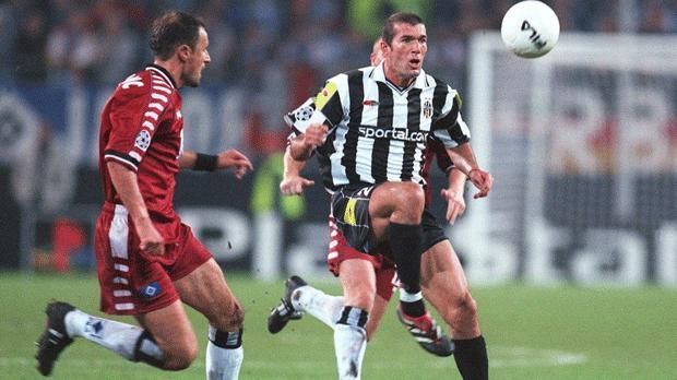 
                <strong>Hamburg-Juve</strong><br>
                Hamburger SV - Juventus Turin, 2000: Zur Halbzeit lag Turin mit dem Superstar Zinedine Zidane 2:1 in Führung. Doch der HSV erkämpfte sich am Ende ein 4:4 und rettete somit einen Punkt. Stürmerlegende Filippo Inzaghi schnürte an diesem Tag einen Dreierpack. 
              