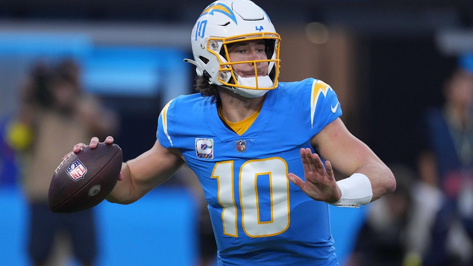 
                <strong>Week 6: Justin Herbert (Los Angeles Chargers)</strong><br>
                Justin Herbert zählt zu den besten seines Fachs. Gegen die Denver Broncos stellte der 24-jährige Quarterback nun allerdings einen Rekord auf, den wohl kein Signal Caller wirklich gerne innehaben möchte. Denn: Ganze 57 Mal warf Herbert gegen die Broncos zwar den Ball, aber kein einziger Pass davon führte zu einem Touchdown. Das gab es so zuvor noch nie bei einem siegreichen NFL-Team!
              