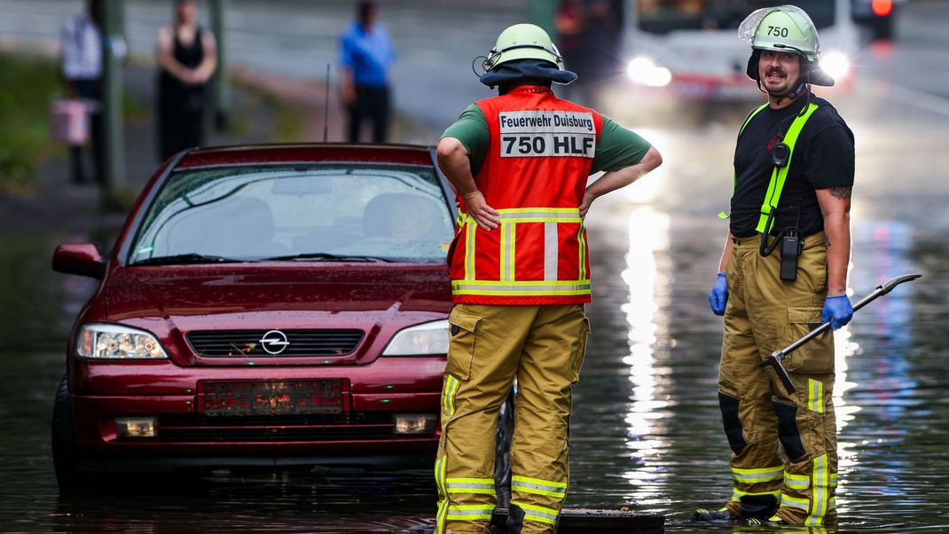 Unwetter in NRW lösen vielerorts Feuerwehreinsätze aus.