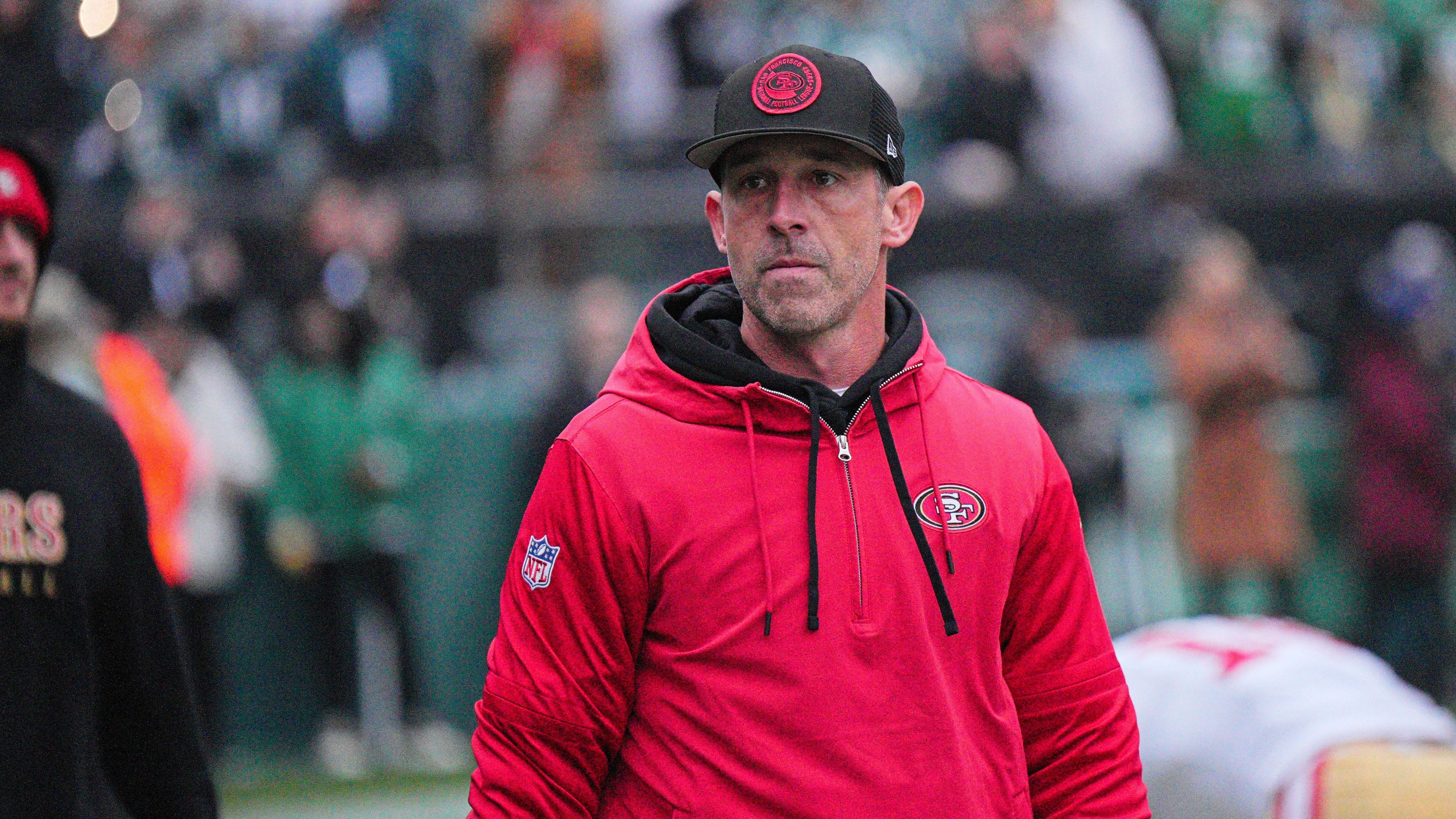 <strong>Platz 4: San Francisco 49ers um Head Coach Kyle Shanahan</strong><br>Natürlich können Kyle Shanahan an dieser Stelle einige Personal- (zig gedraftete Running Backs beispielsweise) oder Spiel-Entscheidungen (<a href="https://www.ran.de/sports/american-football/nfl/news/super-bowl2024-die-san-francisco49ers-waren-nicht-bereit-ein-kommentar-351210">in der Overtime eines Super Bowls vorzulegen</a>) angekreidet werden. Gleichzeitig zählt Shanahan seit Jahren zu den besten Offensiv-Köpfen der Liga. Vielerorts wird versucht, sein System zu kopieren.