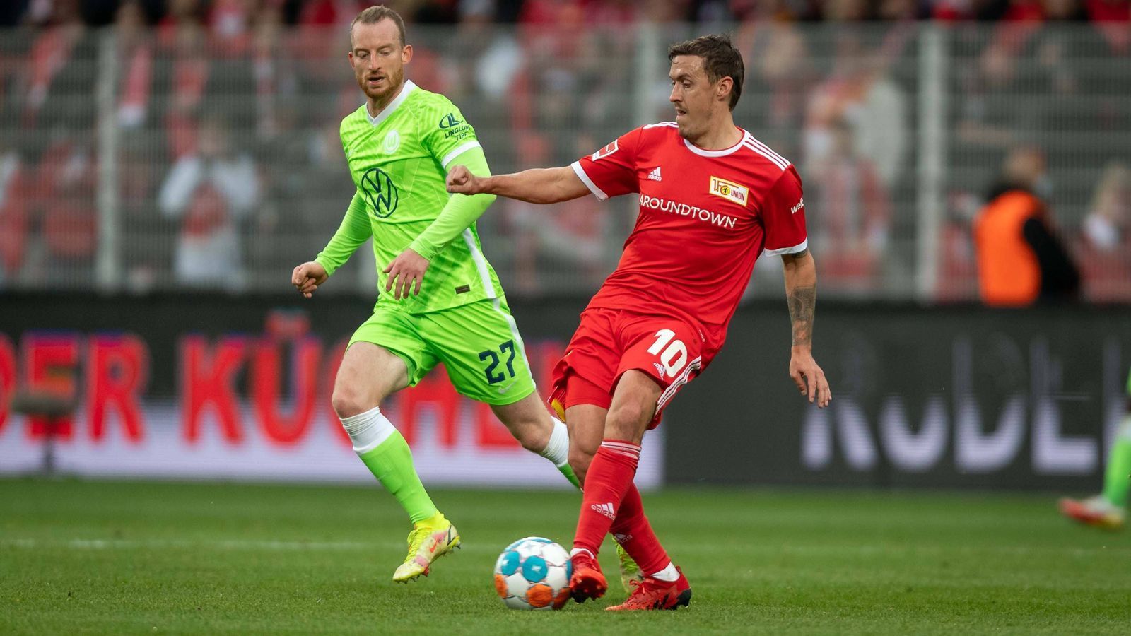 
                <strong>Gewinner: Max Kruses Konto</strong><br>
                Vom Tabellenvierten zum 15. wechselt man innerhalb einer Liga nicht alle Tage. Max Kruse machte allerdings keinen Hehl aus seinen Gründen für seine Entscheidung pro VfL Wolfsburg. "Jetzt bitte ich euch um euer Verständnis für meine Entscheidung, ein Angebot das langfristig und hoch dotiert ist, anzunehmen", sagte Kruse auf seinen Social-Media-Profilen. Und tatsächlich dürfte sich der Schritt finanziell lohnen: Wie die "B.Z." berichtet, verdient Kruse beim VfL rund 3,8 Millionen Euro brutto jährlich – und damit etwa doppelt so viel wie bei Union. Und: Der Vertrag des 33-Jährigen bei den Niedersachsen läuft bis 2023. Bei Union wäre sein weniger lukratives Arbeitspapier zum Saisonende ausgelaufen. Denkbar, dass er bei einer Verlängerung auf Gehalt hätte verzichten müssen. Kruse musste sich für den Wechsel "Söldnermentalität" vorwerfen lassen. Angesichts seines bereits achten Klubwechsels im Profifußball blieb er zwar keinem Verein, aber wenigstens sich selbst treu.
              