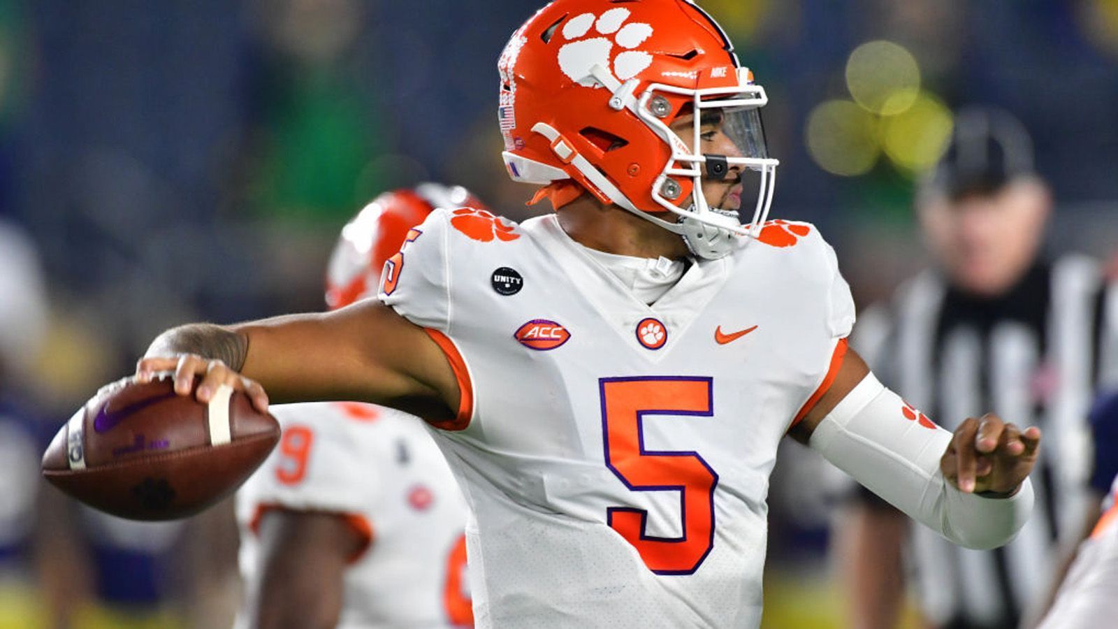 
                <strong>D.J. Uiagalelei (Clemson Tigers)</strong><br>
                D.J. Uiagalelei blickt einer undankbaren Aufgabe entgegen. Der 20-Jährige ist bei den Clemson Tigers der Nachfolger von Trevor Lawrence, dem Nummer-1-Pick des NFL Draft 2021. Immerhin: Seine Leistungen aus der Vorsaison stimmen vorsichtig optimistisch. Als Backup brachte er in seiner ersten Saison 66,6 Prozent seiner Pässe für fünf Touchdowns an den Mann, blieb ohne Interception und erlief vier weitere Touchdowns selber.  
              