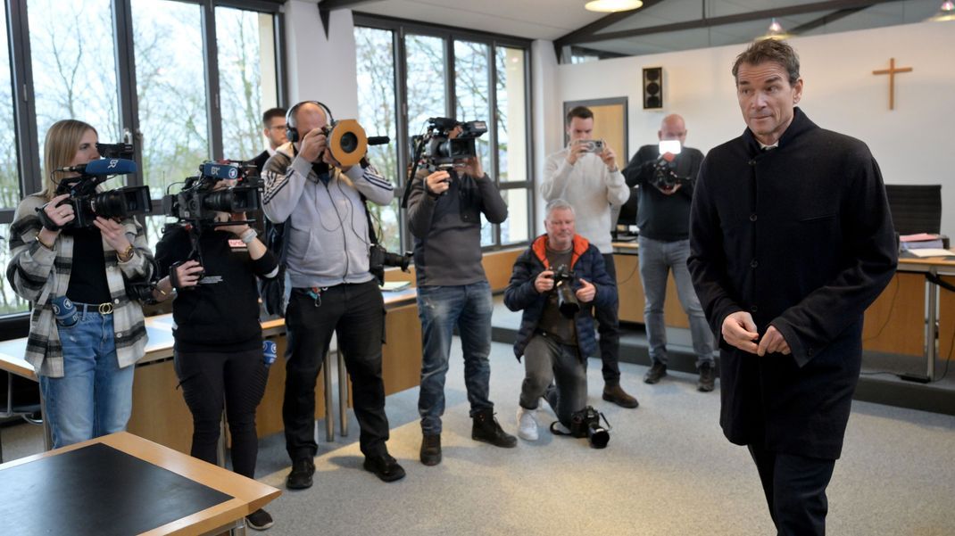 Ein Nachbarschaftsstreit und ein Vorfall mit einer Kettensäge haben jetzt ein hartes juristische Nachspiel für Jens Lehmann.