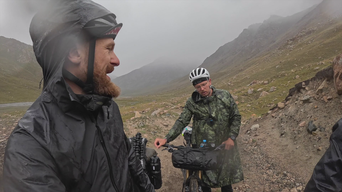 "Bikepacking Abenteuer Kirgistan": Max kann kaum noch die Augen offen halten.