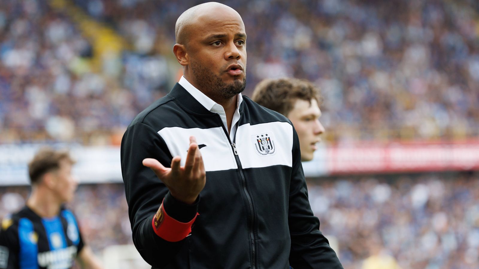 
                <strong>Vincent Kompany (FC Burnley)</strong><br>
                Die Legende von Manchester City wird im Juli bereits seinen zweiten Cheftrainer-Posten antreten - und das mit gerade einmal 36 Jahren. Nachdem Vincent Kompany die "Citizens" nach elf Jahren gen RSC Anderlecht verlies, heuerte der Belgier dort erst einmal als Spielertrainer an. Nach lediglich fünf Einsätzen im ersten Jahr konzentrierte sich der ehemalige Innenverteidiger nur noch auf seine Aufgaben als Coach und führte den Königlichen Sportklub in der vergangenen Spielzeit auf Rang drei in der belgischen Jupiler Pro League. Nach internen Differenzen bei Anderlecht und der folgenden Trennung beginnt für den früheren Profi des Hamburger SV ein neues Kapitel beim FC Burnley. Der Premier-League-Absteiger hat Kompany gerade als neuen Cheftrainer präsentiert.
              