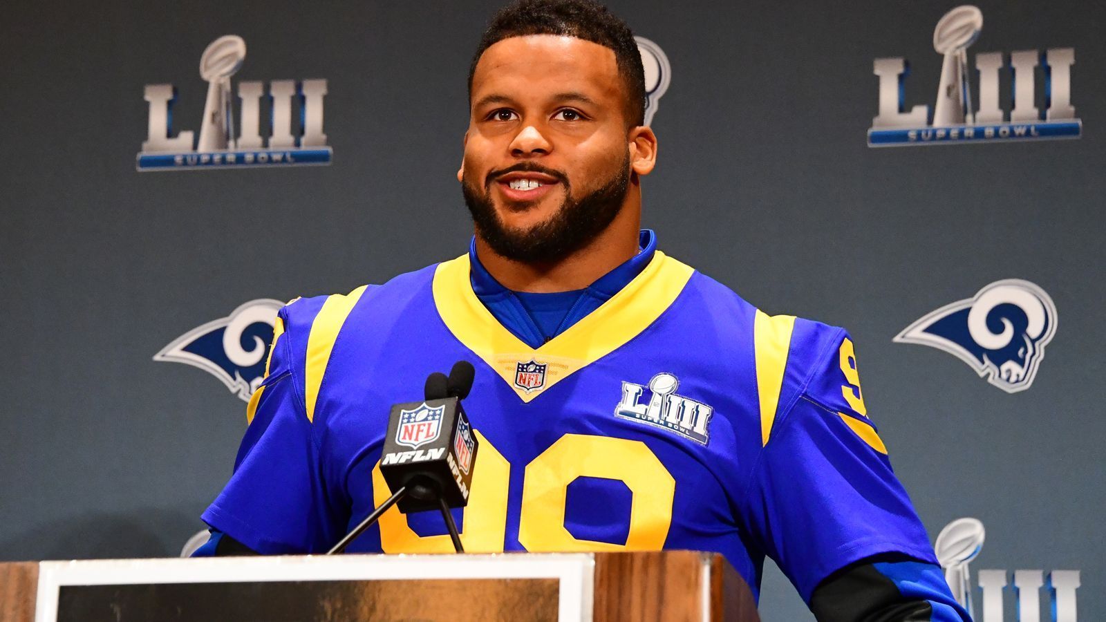 
                <strong>1. Aaron Donald (Interior Defensive Lineman), PFF Grade 95,0</strong><br>
                Beste PFF-Bewertung und Platz 1 der besten Spieler vor der Saison 2019: Es läuft für Aaron Donald. Seit seiner zweiten NFL-Saison im Jahr 2015 war er jedes Jahr bester Interior Defender im PFF-Ranking. Im dritten Jahr in Folge ist Donald nun bester NFL-Spieler überhaupt im Ranking. In der vergangenen Saison war Donald Sack-Leader der NFL. Ähnlich wichtig für den Pass Rush sind allerdings Pressures, und auch da glänzte Donald: Als zweiter Spieler überhaupt seit 2006 setzte er die gegnerischen Quarterbacks in einer Regular Season über 100 Mal unter Druck.
              