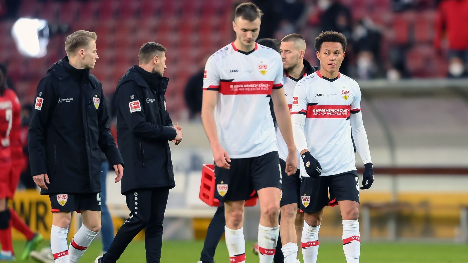 
                <strong>Platz 9: VfB Stuttgart</strong><br>
                Transfereinnahmen seit 2012: 210 Millionen Euro - Transferausgaben seit 2012: 195 Millionen Euro - Transferbilanz seit 2012: +15 Millionen Euro
              