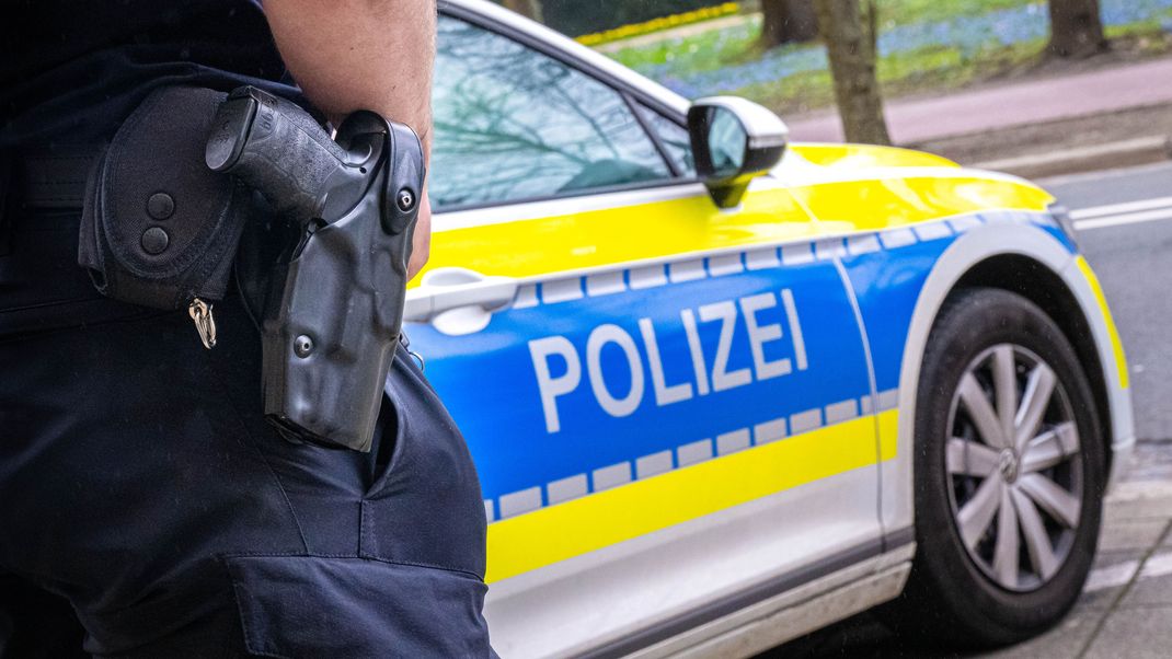 Beamte der Polizei deeskalieren die Situation mit einer bewaffneten Zwölfjährigen mithilfe von Warnschüssen in die Luft. (Symbolbild)