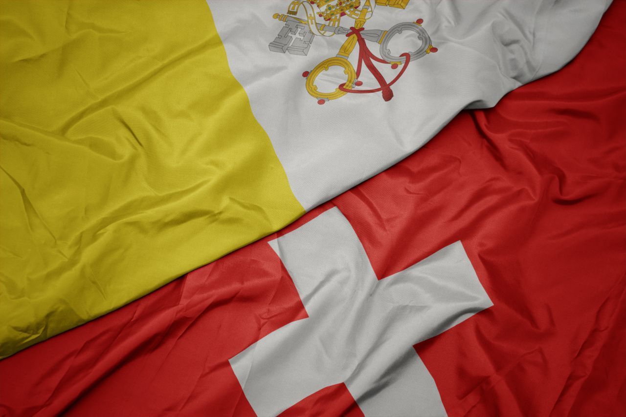 Der Vatikan (gelb) und die Schweiz (rot) sind weltweit die einzigen Flaggen im quadratischen statt rechteckigen Format.