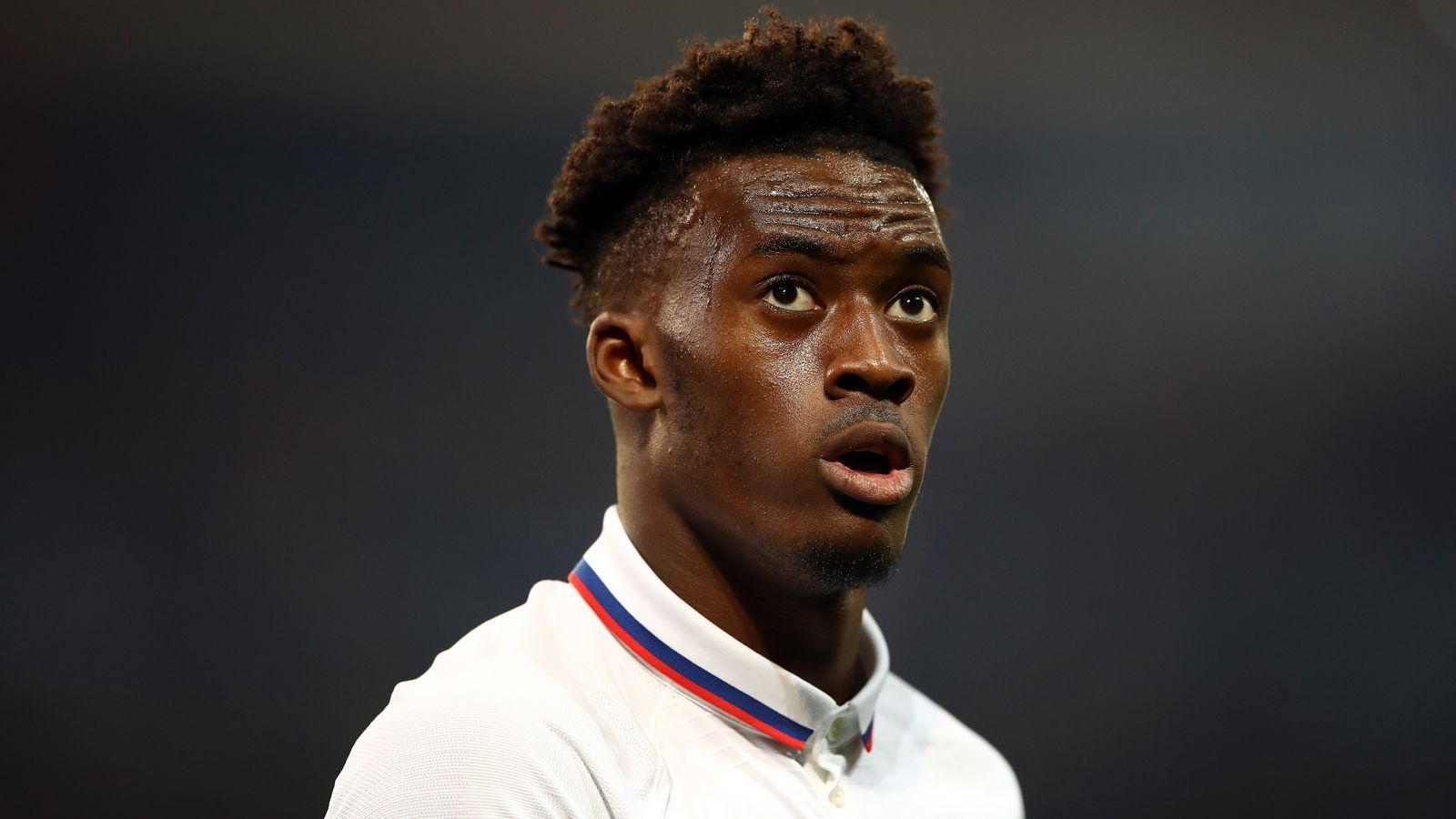 
                <strong>Callum Hudson-Odoi (Lockdown-Regeln verletzt)</strong><br>
                Chelsea-Juwel Callum Hudson-Odoi wurde in der Nacht von Samstag auf Sonntag verhaftet. Der 19-Jährige soll gegen die britischen Lockdown-Regeln verstoßen haben, weil er sich mitten in der Nacht bei sich zu Hause mit einer jungen Dame getroffen haben soll. Das berichten "Sun" und "Daily Mail". Die Frau habe im Laufe der Nacht dann dem Bericht zufolge die Polizei und einen Krankenwagen gerufen - sie fühlte sich angeblich "unwohl". Es ist noch unklar, wodurch dieses Befinden ausgelöst wurde. Die Polizei soll nach der Verhaftung Hudson-Odois zurück zum Apartment gefahren sein, um weitere Untersuchungen durchzuführen. Die Frau wurde währenddessen ins Krankenhaus gebracht. 
              