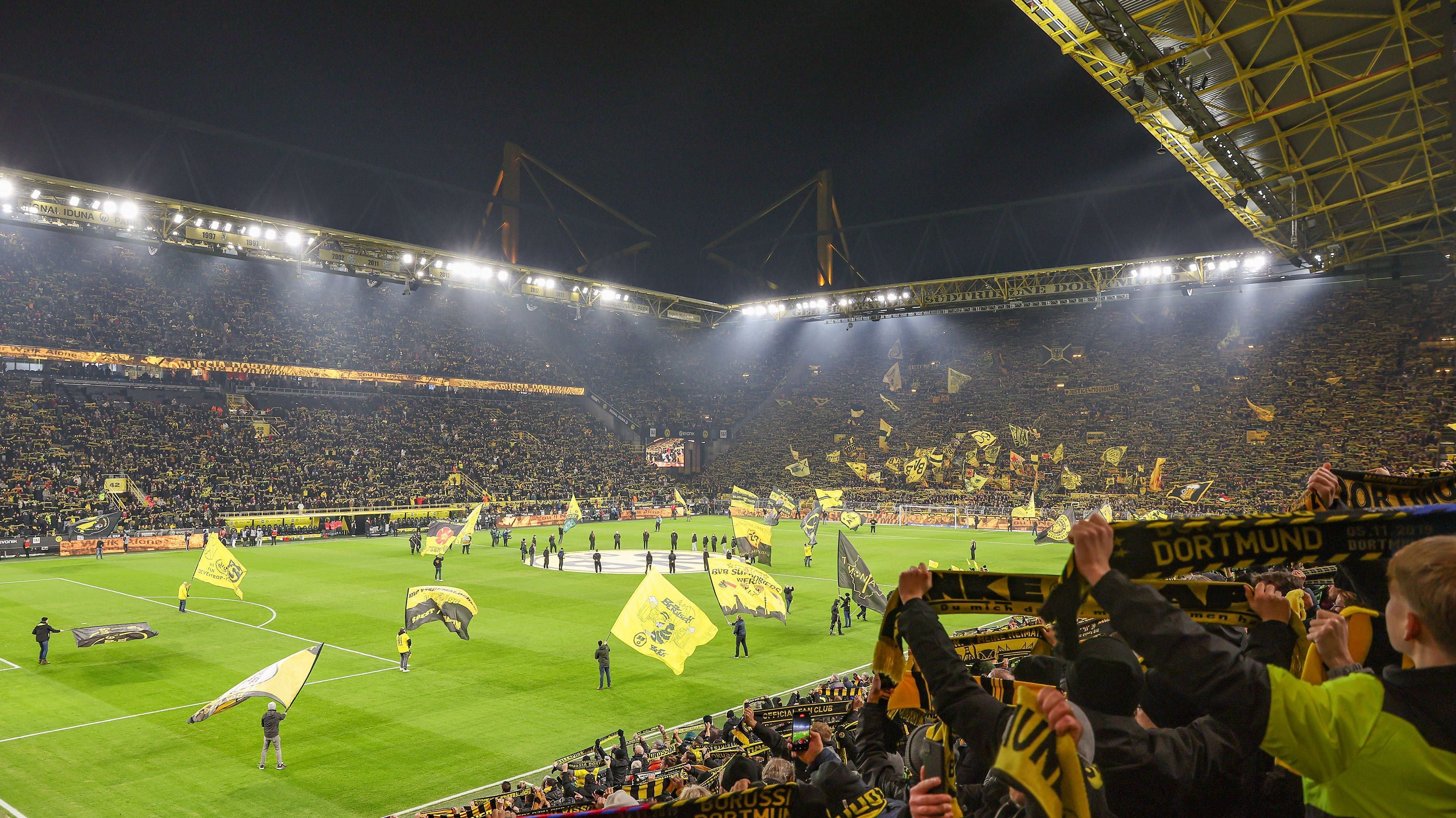 <strong>1. Platz: Borussia Dortmund - Schnitt: 81.365</strong><br>- Stadion: Signal Iduna Park<br>- Kapazität: 81.365