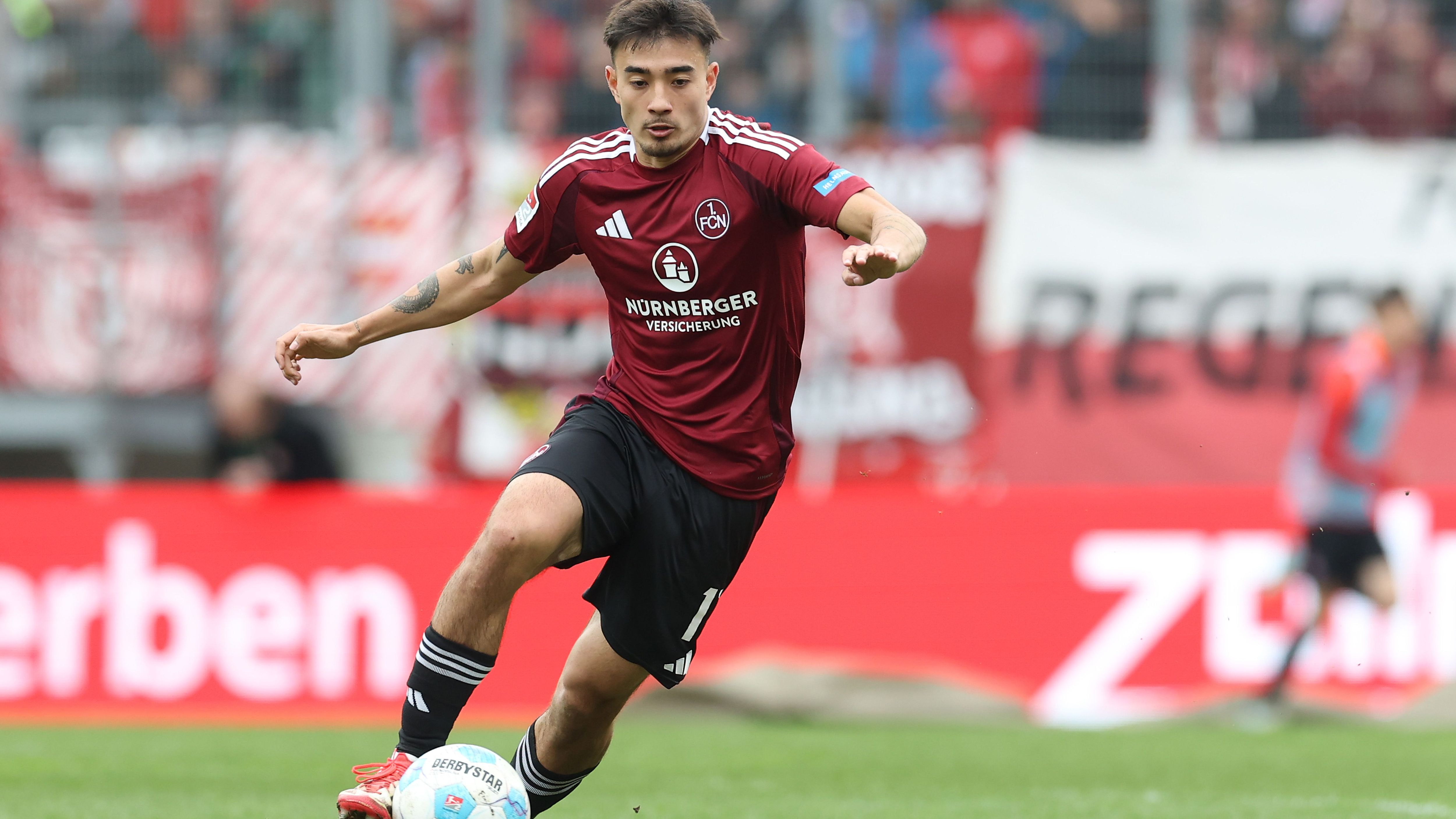 <strong>Jens Castrop (Borussia Mönchengladbach)</strong><br>Gleich mehrere Bundesligisten sollen ein Auge auf Jens Castrop geworfen haben, den Zuschlag erhielt bereits frühzeitig Borussia Mönchengladbach. Wenig später zog sich der Mittelfeldspieler vom 1. FC Nürnberg eine Knieverletzung zu, die ihn aller Chancen auf die U21-EM beraubte. Bei den "Fohlen" unterschrieb er für vier Jahre.