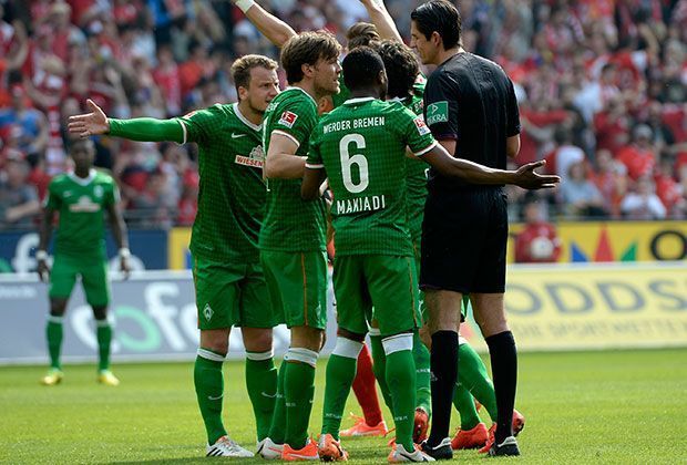 
                <strong>Flop: Werder Bremen</strong><br>
                Kein einziger Werder-Akteur zeigte beim desolaten 0:3 in Mainz Normalform. Die Bremer können von Glück sprechen, dass sie im Abstiegskampf noch ein relativ dickes Polster auf den Relegationsplatz haben.
              