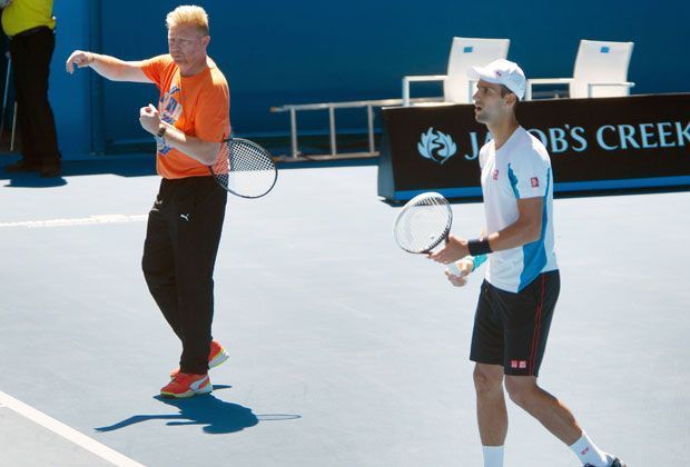 
                <strong>Australian Open: Becker und "Djoker" bei der Arbeit </strong><br>
                Becker (l.) gibt auf dem Platz die Kommandos und Djokovic versucht sie direkt richtig umzusetzen.
              