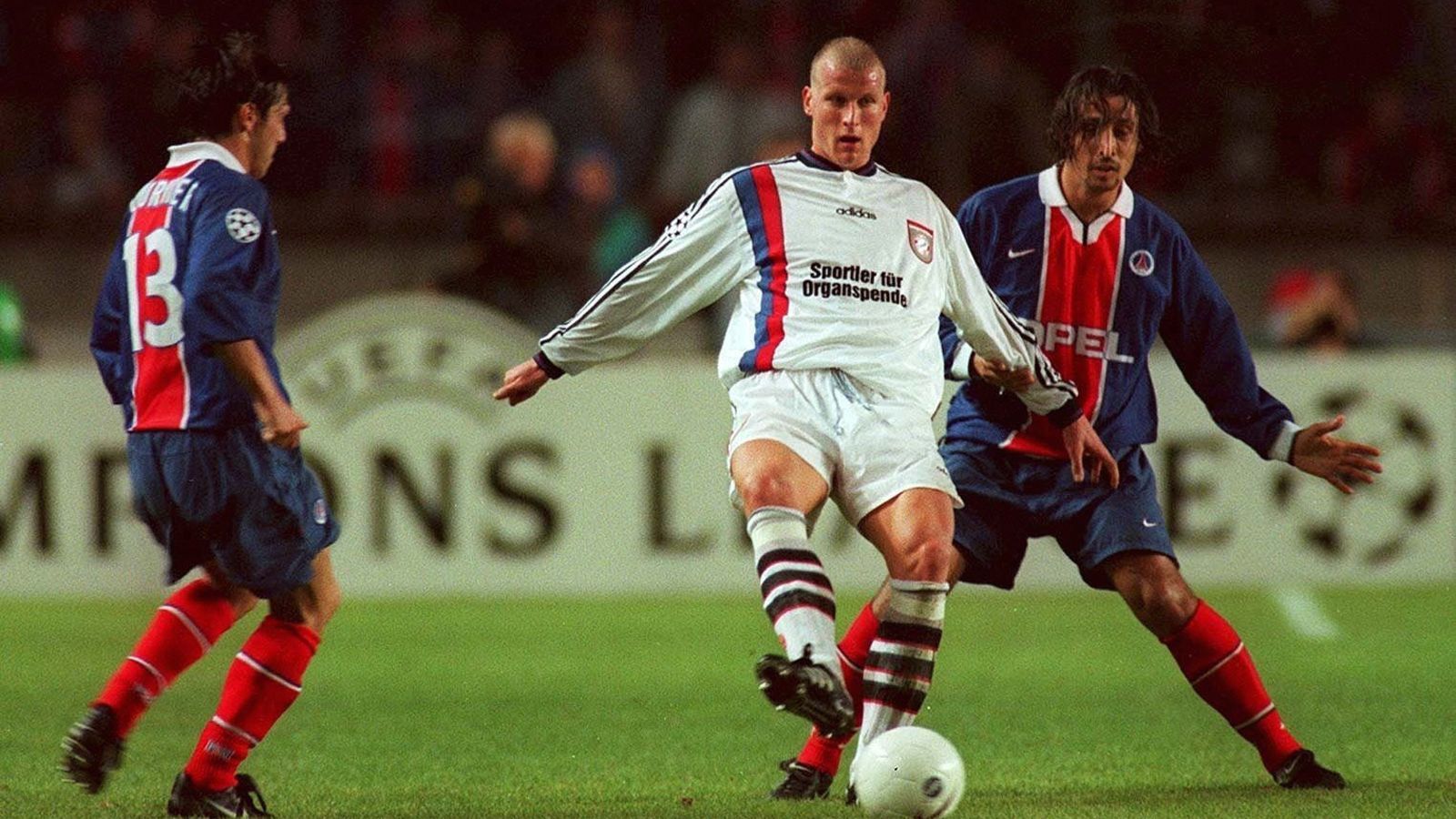 
                <strong>Paris St. Germain - FC Bayern München (Gruppenphase 1997/98, Rückspiel)</strong><br>
                Zwei Wochen nach dem 5:1-Erfolg der Bayern stand schon das Rückspiel in Paris an und dabei gelang den Franzosen auch gleich die Revanche. Carsten Jancker (Mi.) und die Münchner mussten sich mit 1:3 geschlagen geben. Besonders bitter: Die zwischenzeitliche 2:1-Führung von PSG besorgte ausgerechnet Bayern-Profi Michael Tarnat per Eigentor. Am Ende konnte sich der FCB in der Gruppe E mit zwölf Punkten als Gruppensieger behaupten, unmittelbar vor den punktgleichen Franzosen. Die Münchner scheiterten direkt im Viertelfinale an Dortmund, PSG kam erst gar nicht über die Gruppenphase hinaus, weil der Klub nicht unter den beiden besten Gruppenzweiten war.
              