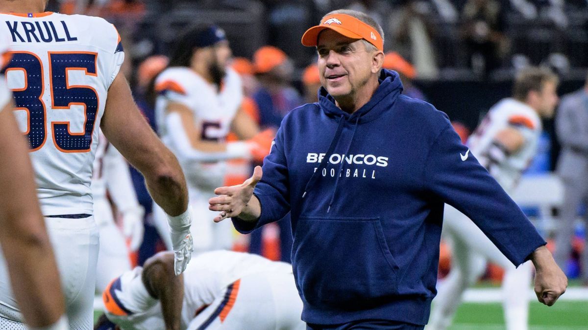 NFL, American Football Herren, USA Denver Broncos at New Orleans Saints Oct 17, 2024; New Orleans, Louisiana, USA; Denver Broncos head coach Sean Payton greets his team before a game against the Ne...