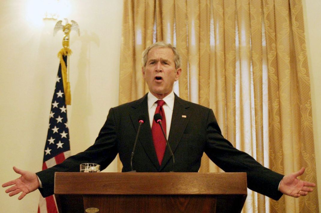 George W. Bush bei einer Rede im Dezember 2008: Der Ex-US-Präsident schickte nach den Anschlägen vom 11. September 2001 US-Soldat:innen nach Afghanistan, um die Taliban zu stürzen. Die Bundeswehr folgte später. Den kürzlichen Truppen-Abzug aus Afghanistan durch seine Nachfolger bezeichnet er als Fehler.