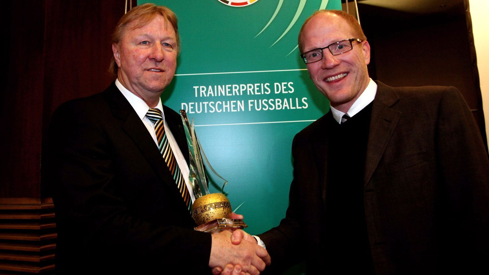 
                <strong>Horst Hrubesch (2009)</strong><br>
                Der erste Coach, der als Trainer des Jahres ausgezeichnet wurde, war Horst Hrubesch. Der frühere Bundesliga-Torjäger führte 2008 die deutsche U19 und 2009 die deutsche U21 jeweils zum EM-Titel. "Horst Hrubesch ist ein echter Typ und eine unverwechselbare Persönlichkeit. Mit seinem Charakter, seiner Ehrlichkeit und seiner akribischen Arbeitsweise hat er großen Anteil an den Erfolgen des deutschen Nachwuchsfußballs in den vergangenen Monaten. Er ist ein echtes Vorbild und ein würdiger Träger des ersten Trainerpreises", sagte der damalige DFB-Präsident Dr. Theo Zwanziger. 2016 coachte Hrubesch die deutsche Olympia-Auswahl in Rio de Janeiro bis ins Finale, wo das DFB-Team erst im Elfmeterschießen an Gastgeber Brasilien scheiterte.
              