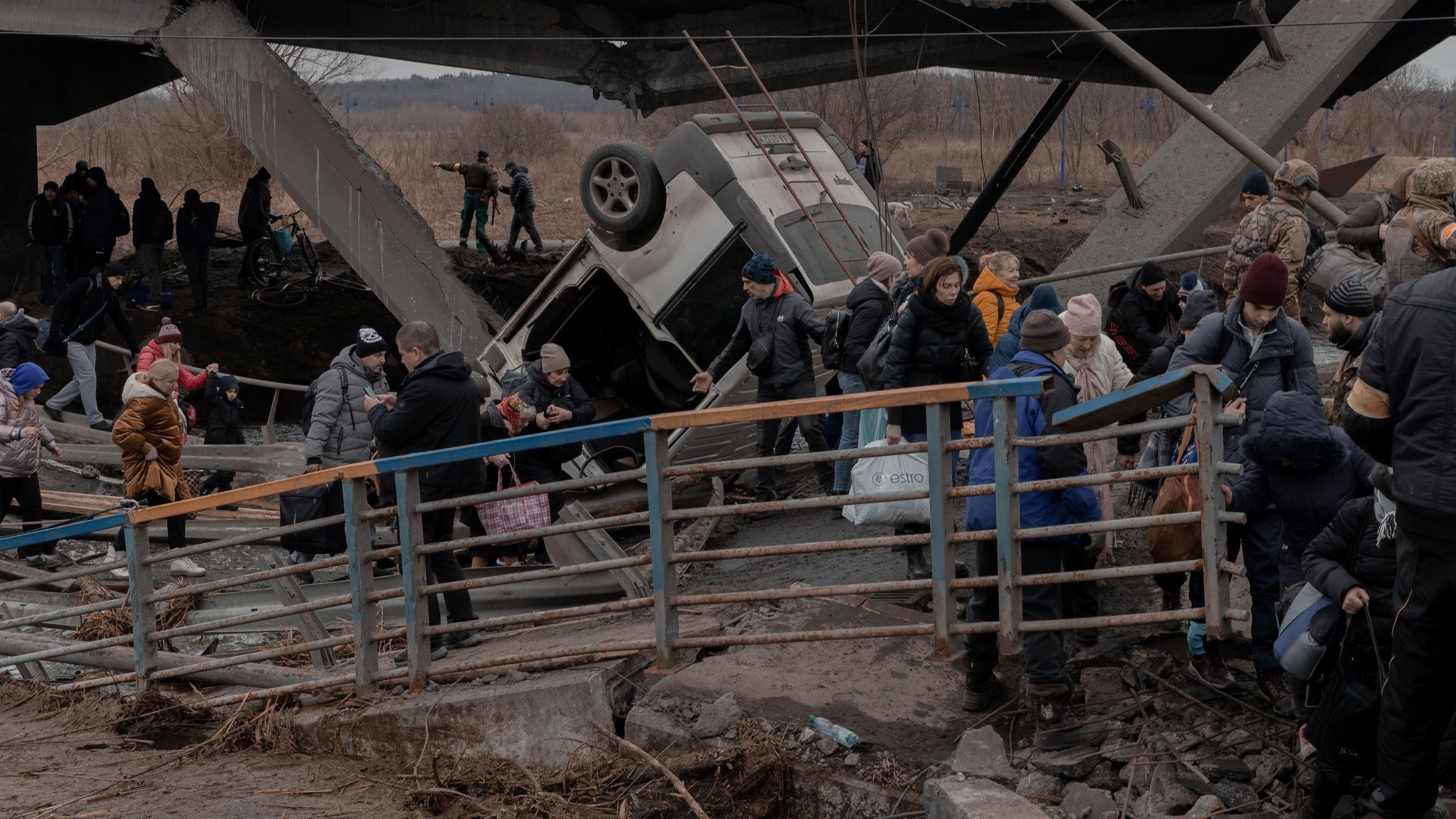 März 2022: Aus dem nordwestlich von Kiew gelegenen Irpin wurden Hunderte Menschen unter schwierigen Bedingungen in Sicherheit gebracht.