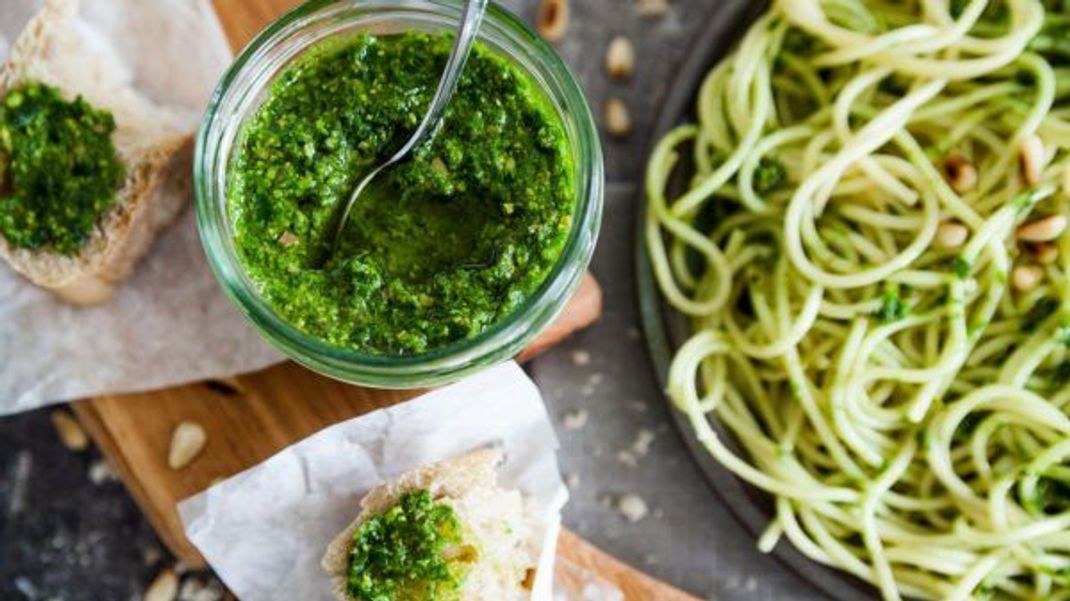 Alles im grünen Bereich: Bärlauch-Pesto macht sich als Brot-Aufstrich ebenso gut wie als Pasta-Soße. Die Tüpfelchen auf dem "ä" sind geröstete Pinien-Kerne.