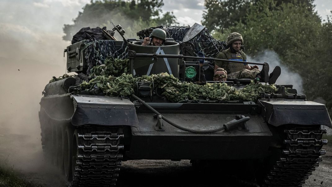 Ukrainische Soldaten fahren in einem Militärfahrzeug nahe der russischen Grenze in der Region Sumy