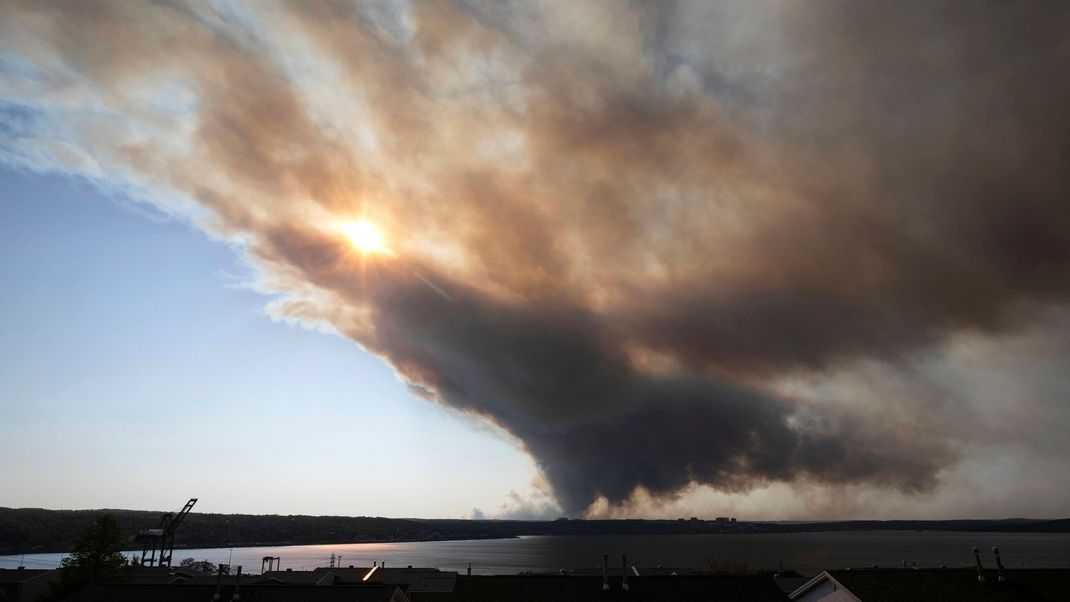 In der kanadischen Provinz Nova Scotia sind mehrere Waldbrände außer Kontrolle geraten und haben tausende Menschen in die Flucht getrieben.