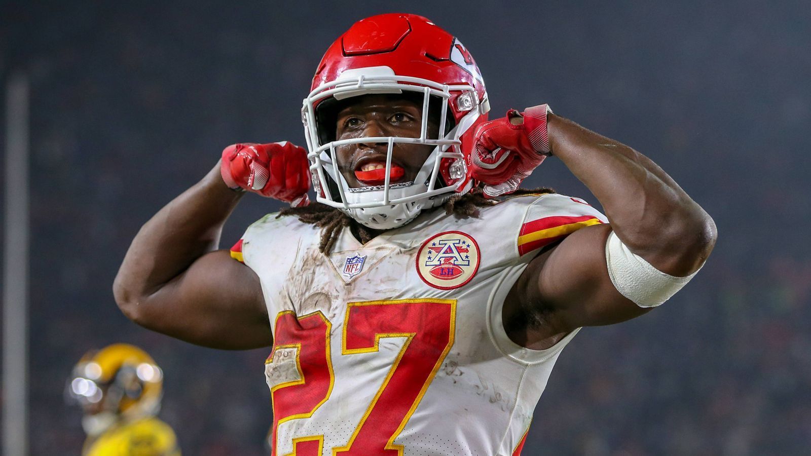 
                <strong>Februar 2019: Kareem Hunt</strong><br>
                Im Februar gab es den ersten Knaller der Brows in der Offseason: Der umstrittene Running Back war nach der Veröffentlichung eines Gewaltvideos von den Kansas City Chiefs entlassen und von der NFL für acht Spiele gesperrt worden. Doch rein sportlich ist der 23-Jährige ein Gewinn: Hunt kam vor seiner Entlassung bei den Chiefs in elf Einsätzen auf 824 Yards im Laufspiel und erzielte sieben Touchdowns. Dass die Browns die Sperre verschmerzen können beweist, wie stark der Kader inzwischen ist.
              