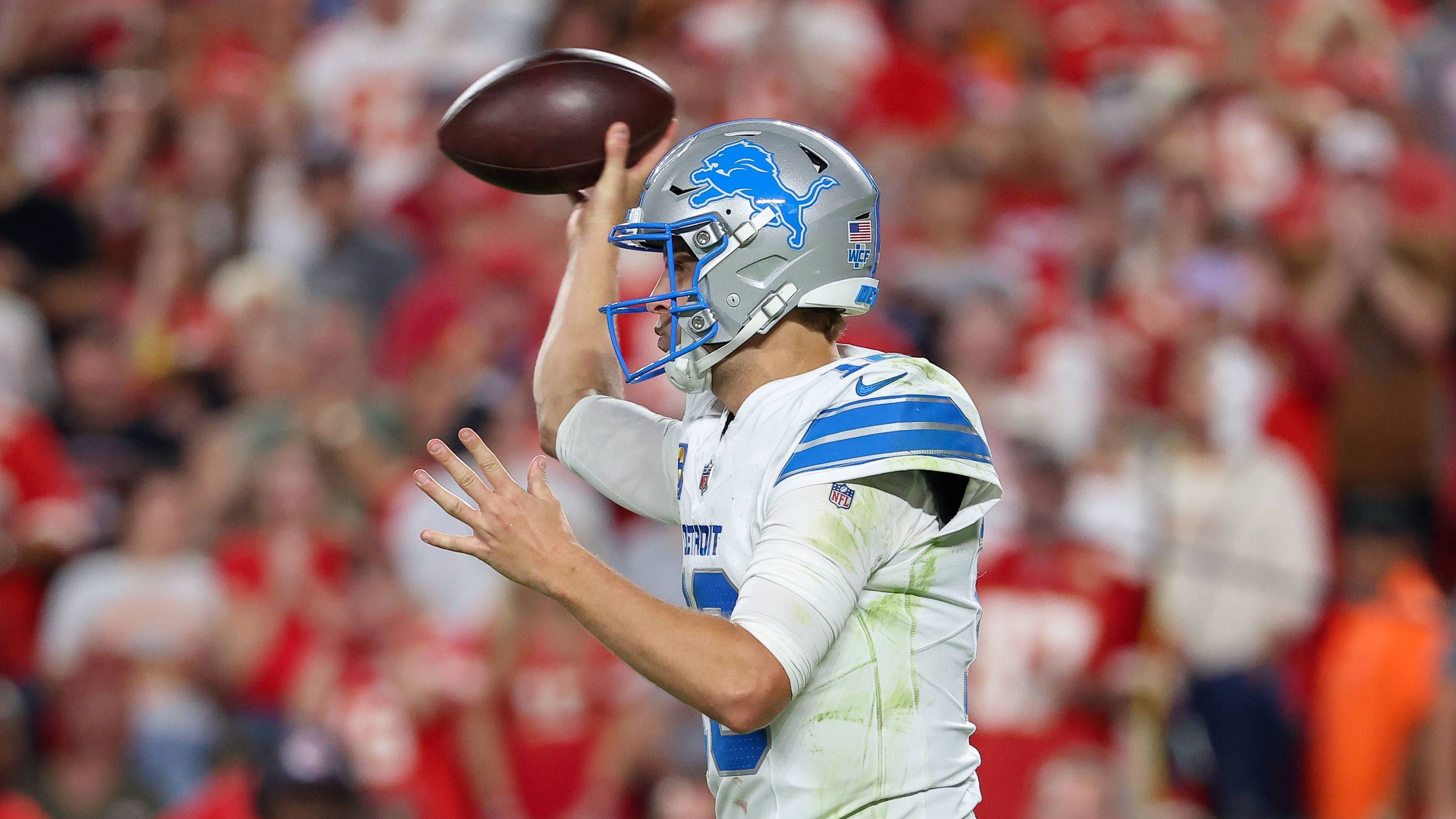 <strong>Platz 6: Jared Goff (Detroit Lions)</strong><br>Mit 14 Touchdown-Pässen (bei nur zwei Interceptions) führt Jared Goff die NFL an. Fast wäre gegen die Chiefs auch ein Receiving Touchdown hinzugekommen, seine voreilige Bewegung vor dem Snap machte das kreative Play aber zunichte. Generell fanden Goff und die Lions-Offense in Kansas City nie so richtig zu ihrem Spiel. Sind der Spielmacher und seine Anspielstationen aber auf einer Wellenlänge (und das sind sie meistens), darf jeder Defense mit Fug und Recht der Angstschweiß auf die Stirn treten.