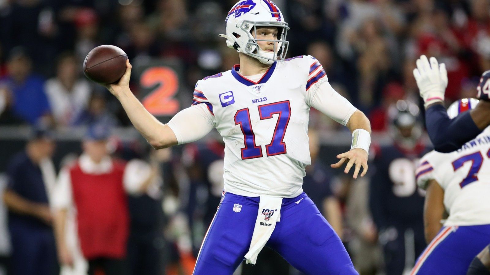 
                <strong>Buffalo Bills: Josh Allen (Offense)</strong><br>
                Der Quarterback der Buffalo Bills hat sich stetig weiterentwickelt und führte sein Team im vergangenen Jahr in die Playoffs. Dabei brillierte Allen allen voran als Läufer - im Passspiel hatte er gerade bei langen Pässen häufiger Probleme. Allen muss in einer sehr homogenen Mannschaft den nächsten Schritt gehen, dann können die Bills im Januar weit kommen.
              