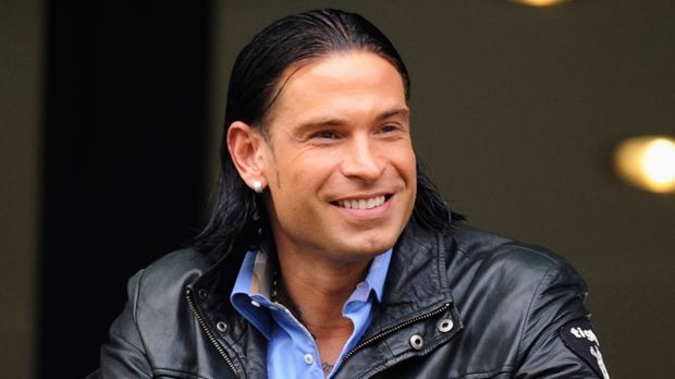 
                <strong>Tim Wiese (Modellflieger)</strong><br>
                Tim Wiese (Modellflieger): Helikopter faszinierten den Torwart schon als Kind. Doch da durfte Wiese noch kein Modell besitzen, da sein Vater dagegen war. Als Fußball-Profi kaufte sich Wiese dann einen ferngesteuerten Helikopter und nahm Flugstunden, wie er "Spiegel online" erzählte. Seitdem sind einige Modelle hinzukommen, der Vielleicht-schon-bald-Wrestler pflegt sein teures Hobby mit Leidenschaft.
              