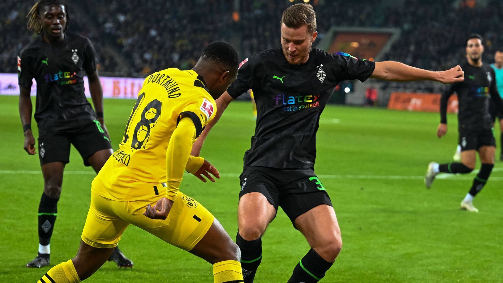 
                <strong>Nico Elvedi (Borussia Mönchengladbach)</strong><br>
                Der Schweizer beginnt hochkonzentriert, glänzt das eine oder andere Mal mit wichtigen, gewonnenen Zweikämpfen, steht beim 1:1 durch Brandt in der 19. Minute dann aber denkbar schlecht und wird mit einem einfachen, langen Ball überspielt. Das darf dem erfahrenen Stopper eigentlich nicht passieren. Auch in der Folgezeit immer wieder mit wackligen Aktionen. In der zweiten Halbzeit dann etwas sicherer. ran-Note: 3
              