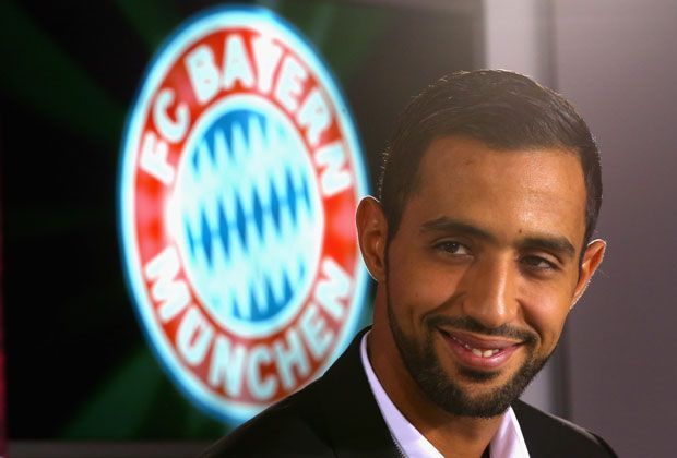 
                <strong>Die Vorstellung von Mehdi Benatia</strong><br>
                Mehdi Benatia ist da! Für offenbar 30 Millionen wechselt der Marokkaner vom AS Rom zum FC Bayern München. Nun wird er offiziell vorgestellt. "Ich bin sehr froh, hier zu sein. Es ist eine große Freude für mich", erklärt Benatia.
              