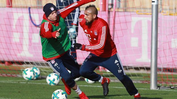 
                <strong>FC Bayern München</strong><br>
                Rekordmeister Bayern München startet am 2. Januar 2018 in die Vorbereitung. Direkt zum Trainingsauftakt geht es für die Münchner Stars um Robert Lewandowski (li.) und Arturo Vidal bis zum 7. Januar nach Katar, wo Trainer Jupp Heynckes mit seinem Team in Doha den Grundstein für eine erfolgreiche Titelverteidigung legen will. Bereits in den letzten Jahren waren die Bayern Vorbereitungs-Stammgast im Golfstaat. 
              