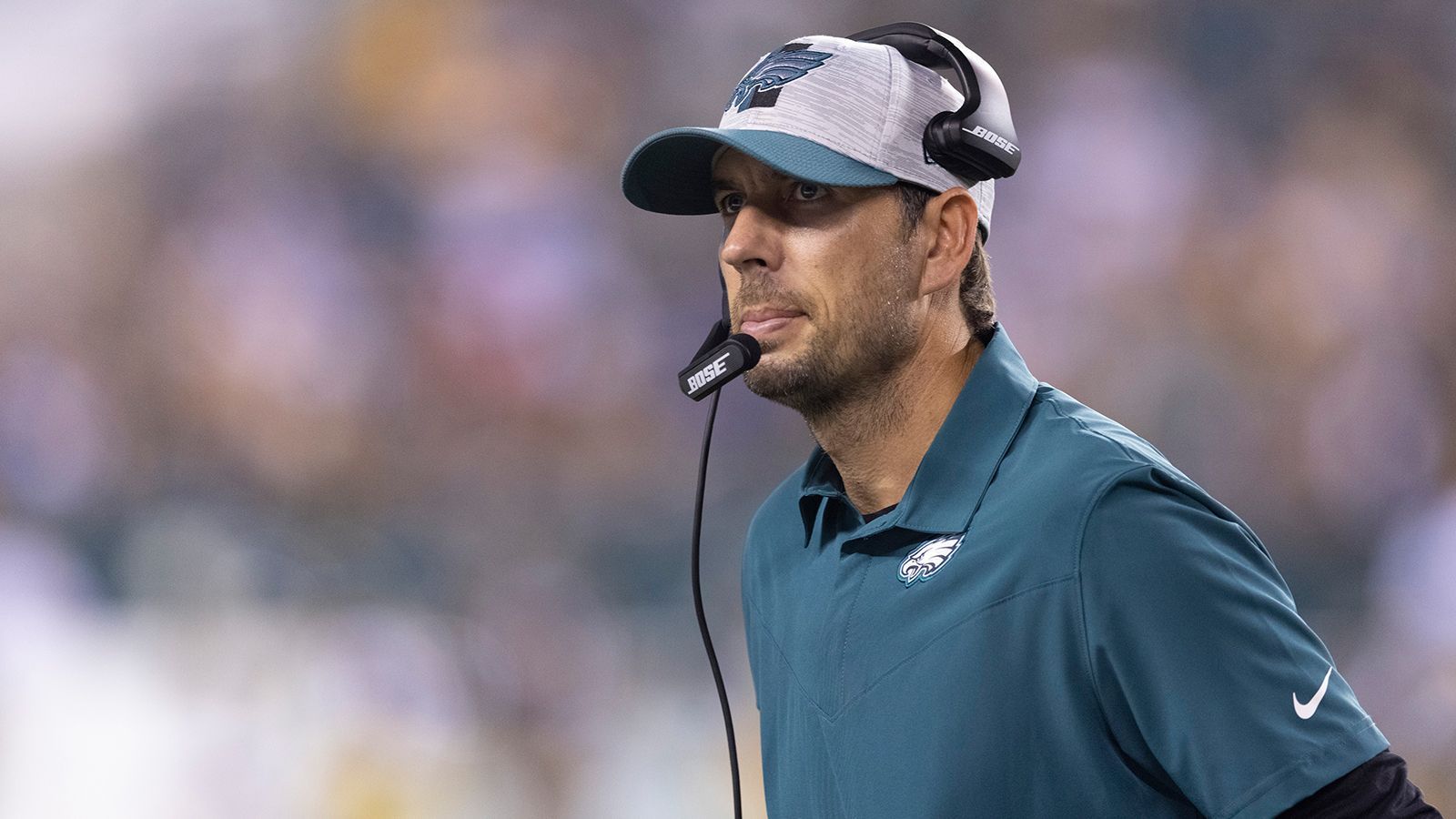 
                <strong>Shane Steichen (Offensive Coordinator, Philadelphia Eagles)</strong><br>
                Unter der Leitung von Shane Steichen entwickelte sich Quarterback Jalen Hurts von einem wackligen Starter zu einem MVP-Kandidaten. Steichen zeigt bei den Eagles, dass er sehr auf die Stärken seiner Spieler setzt. Für Hurts hat er eine Reihe an einfachen Completions mit Hilfe von RPOs, Screens oder Pässen, bei denen nur die Hälfte des Feldes gelesen werden muss, installiert. Zudem bindet er ihn immer wieder gut als Läufer ein. Die Zahlen sprechen für Steichen: Die Eagles zählen zu den besten Teams der Liga in Kategorien wie Punkte pro Spiel, Effzienz in der Redzone, Effizienz bei Third Downs oder Yards pro Spiel. Steichen zeigt zudem viel Variabilität in der Herangehensweise an unterschiedliche Gegner. Mal setzen die Eagles auf ein vertikales Passspiel, mal stark auf das Laufspiel, mal eher auf für den Gegner zermürbende, zeitintensive Drives. 
              