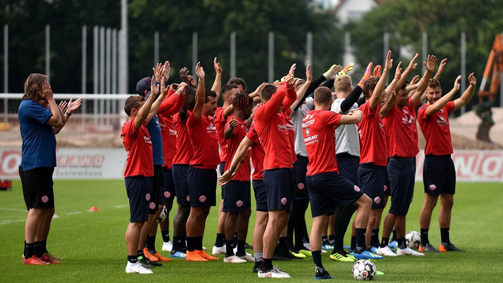 
                <strong>FSV Mainz 05</strong><br>
                ... dafür gab es kräftigen Applaus seitens der Spieler!
              