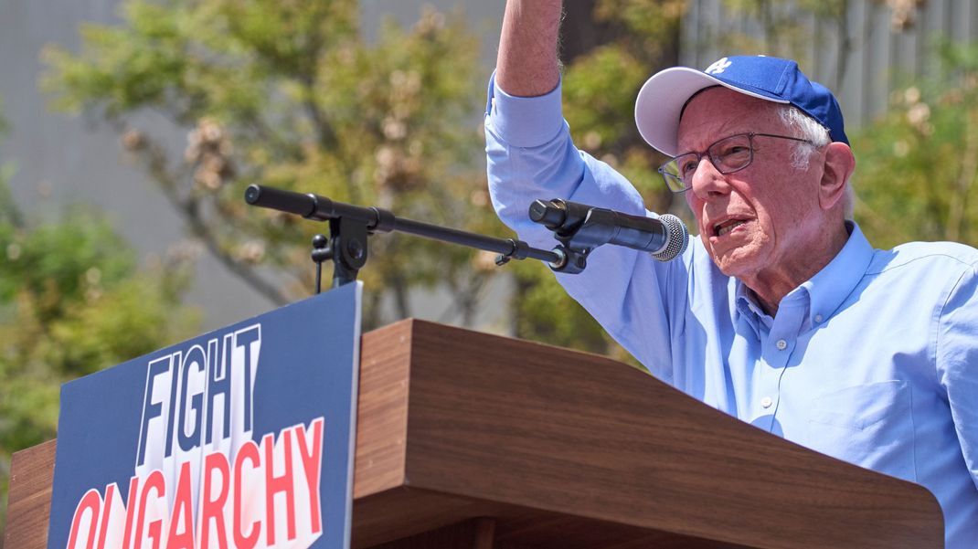 Senator Bernie Sanders winkt der Menge während einer "Fighting Oligarchy"-Veranstaltung in Los Angeles. Im US-Fernsehen warnt er, dass Trump die USA rasch zu einem autoritären Staat macht.