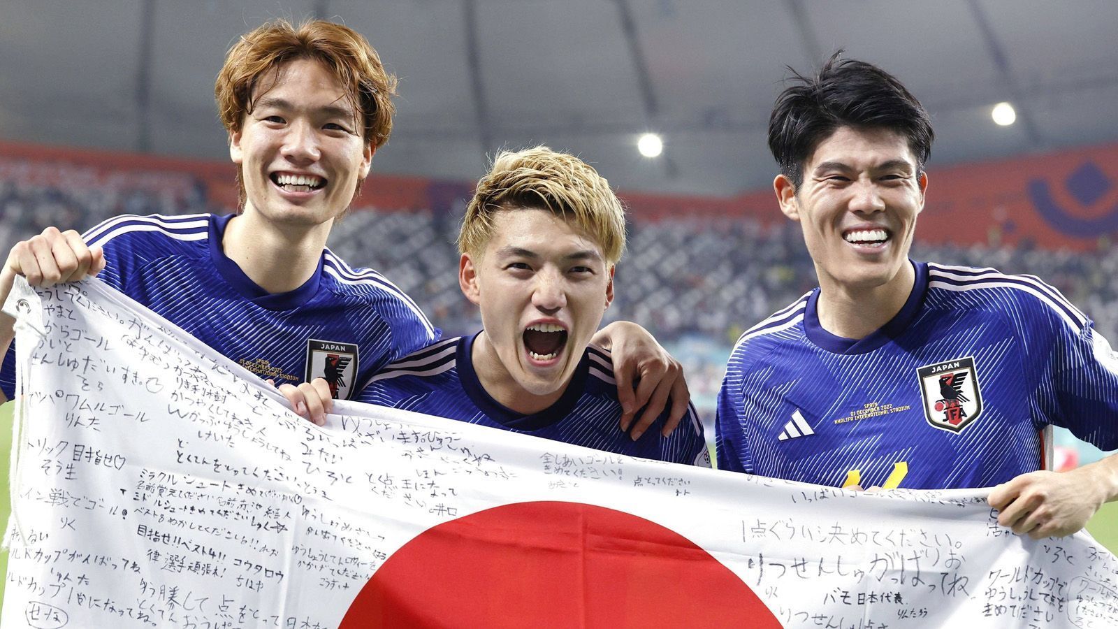 
                <strong>Japan</strong><br>
                Deutschland kann nicht wirklich sauer sein auf Japan. Das haben sich die DFB-Jungs schon selber verbockt. Einerseits wünscht man ihnen ein frühes Ausscheiden, damit die Fans nicht weiter die Stadien aufräumen "müssen", andererseits haben sich die Japaner und vor allem die Fans doch genau damit in alle Herzen gespielt. Außerdem kann Deutschland dann sagen, es hat gegen den Weltmeister verloren.  
              